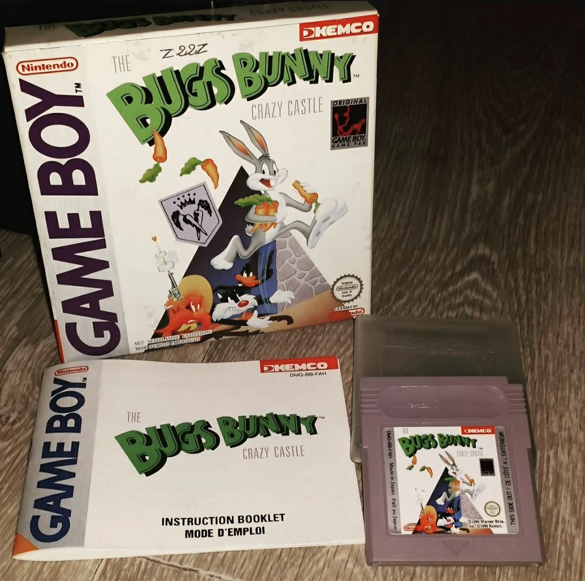 Le "Cloud" version années 90. ☁️✍️
Quand la panique de perdre ta progression sur Game Boy te pousse à vandaliser ta propre boîte de jeu...