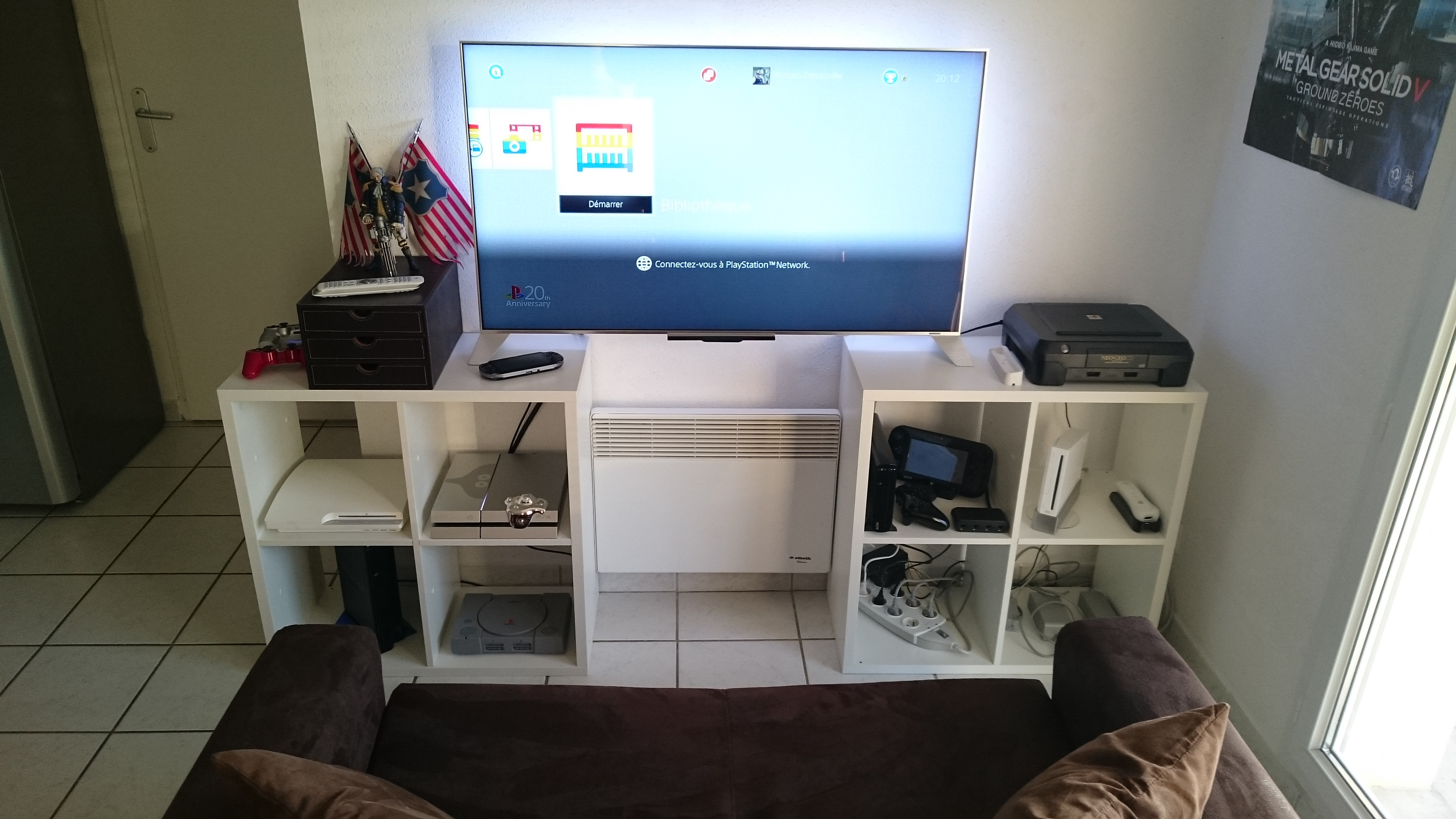 Le coin salon ! Avec une PS4, une PS3, une PS2, une PS1, une Wii U et une Wii ! Et ma petit Neo Geo CD ! Ca en fait du monde :)