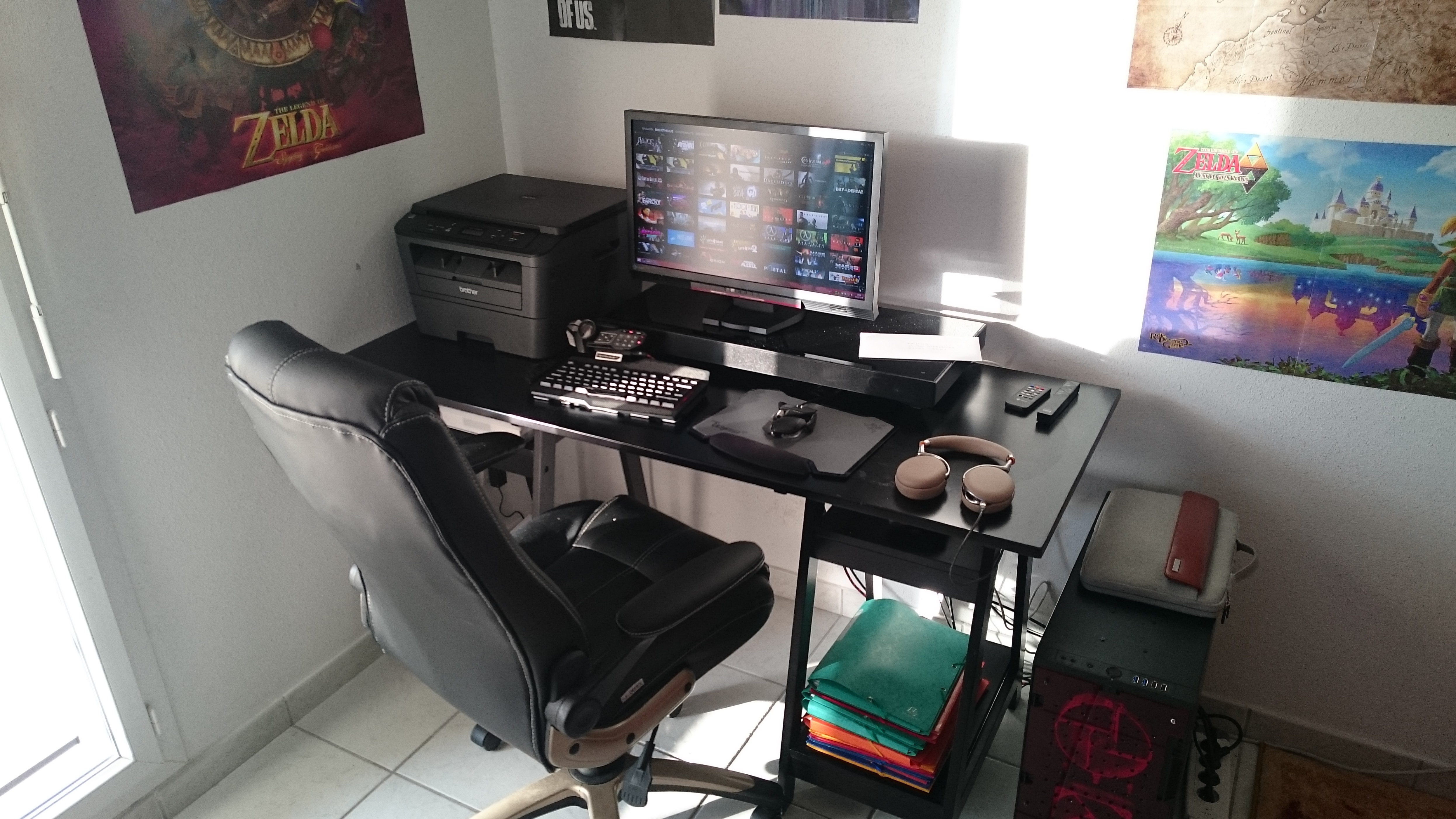 Le coin PC ! Avec ma tour watercooling faite maison et la bibliothèque Steam qui va avec ;) 