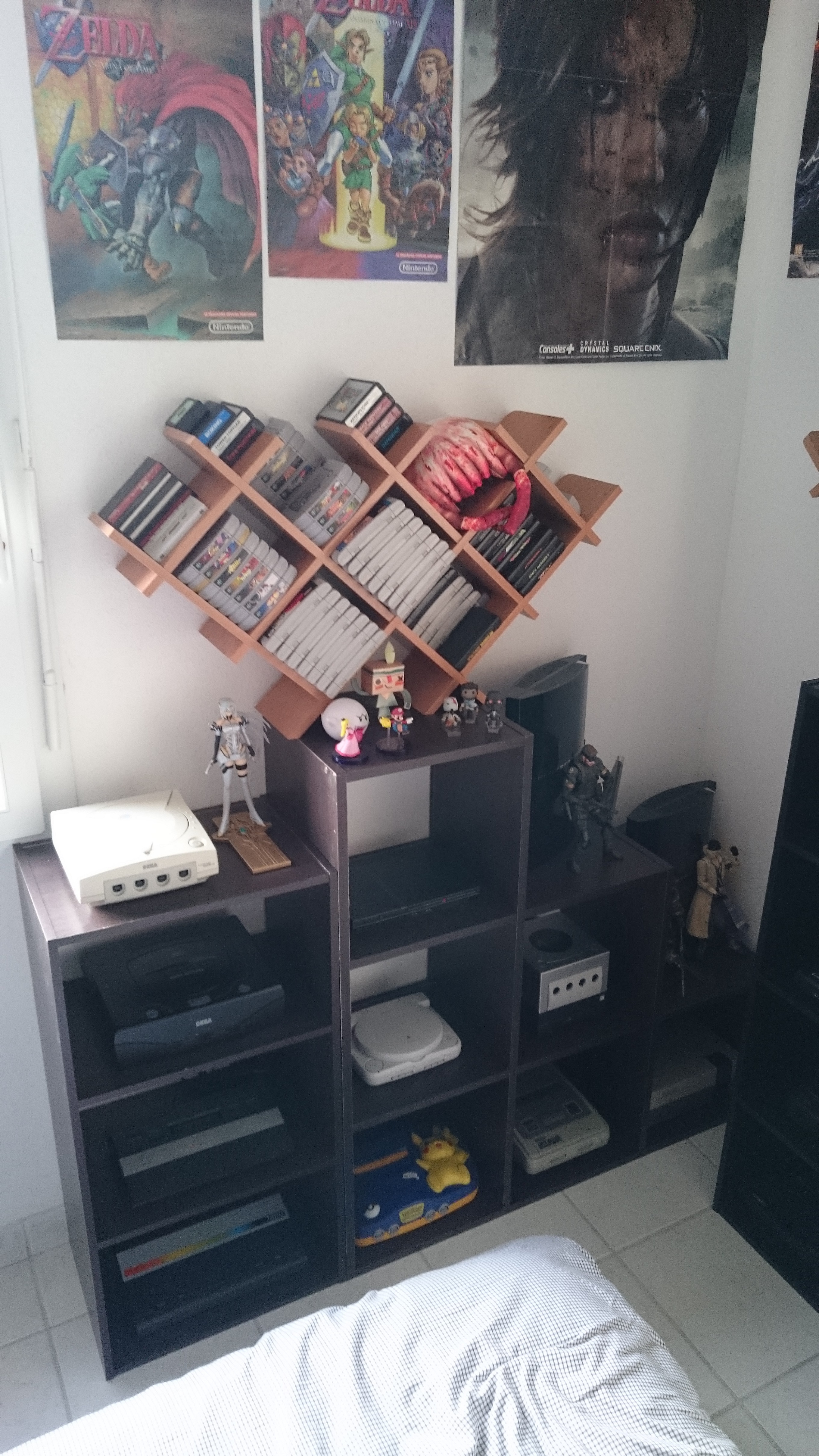 Les jeux cartouches loose et les consoles Dreamcast, Saturn, Atari 7800 et 2600 jr, PS2 slim, PS1 slim, N64 Pikachu, Gamecube RE4, SNES, NES et 2 PS3.