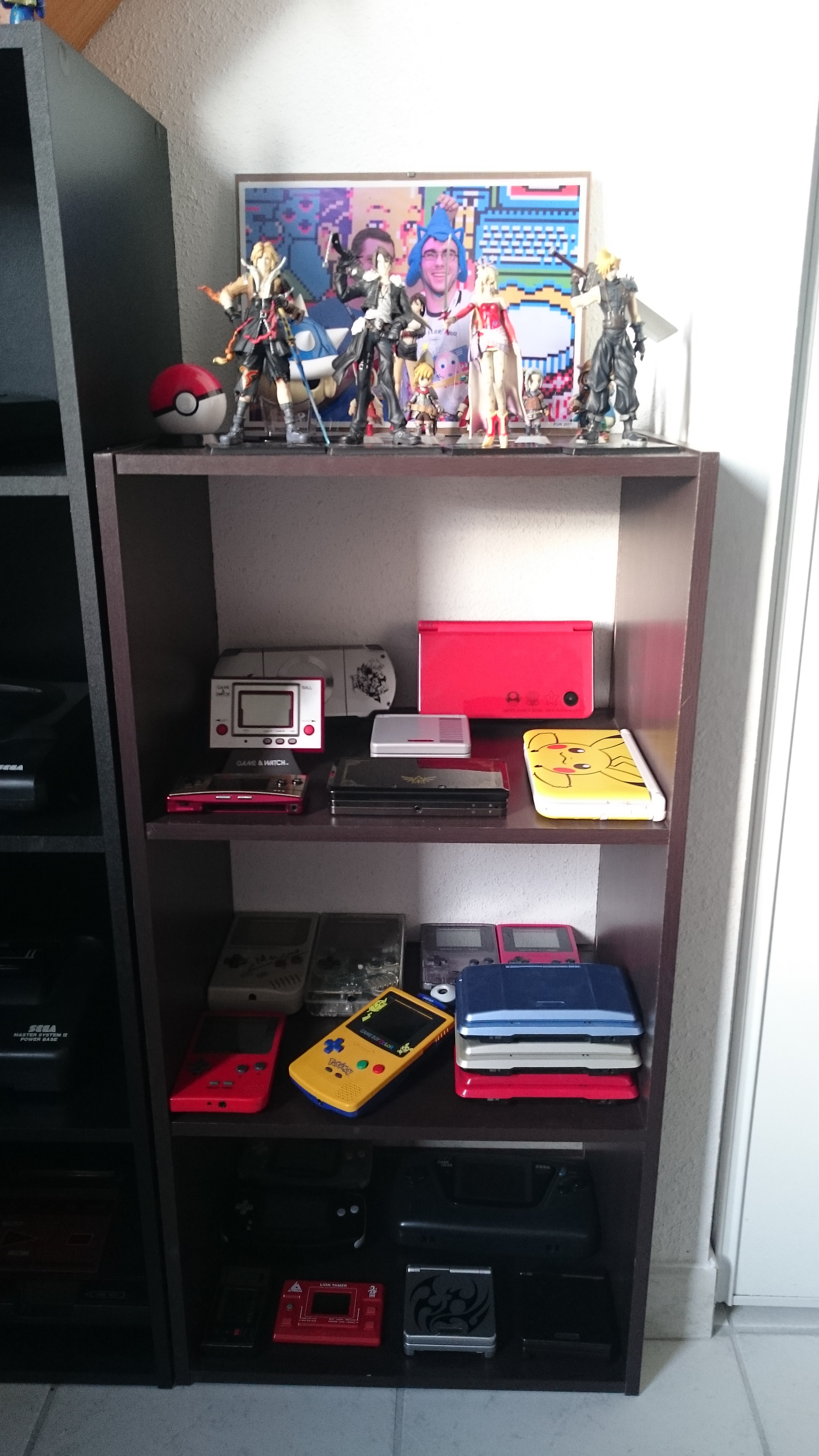 La partie des consoles portables :D
Pas mal de collector dont une GBA Micro 20th anniversary of Super Mario, une PSP FF7 Crisis Core et une GBA NES  !