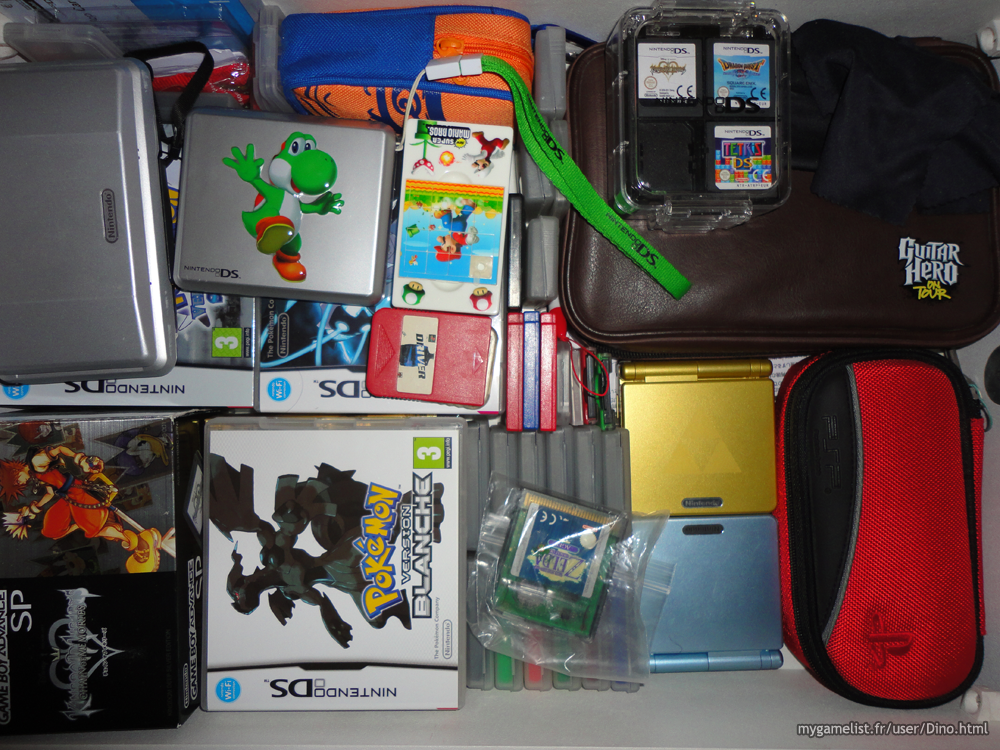 Un petit tiroir où je range certaines de mes consoles portables avec quelques jeux. 