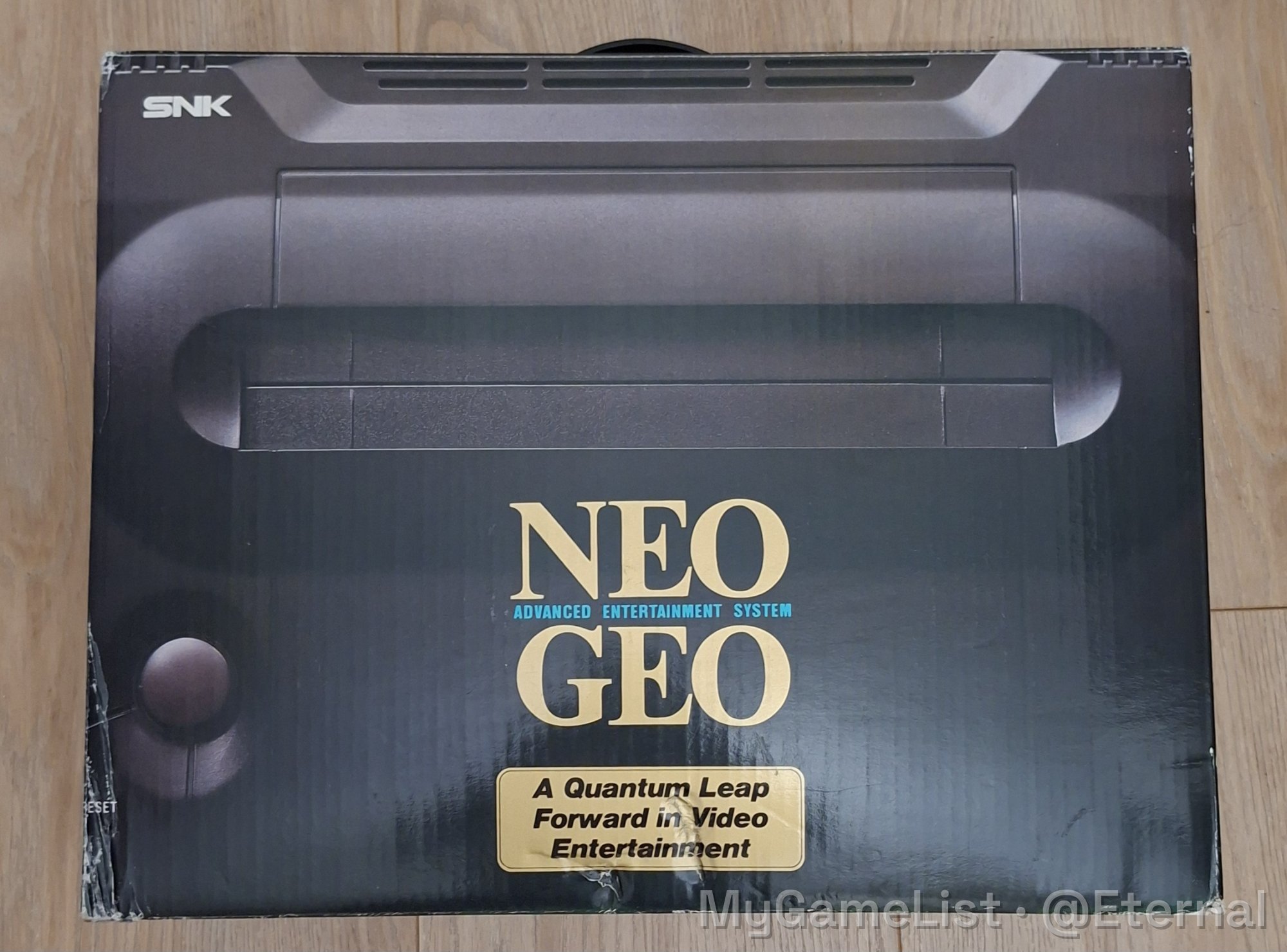 Neo Geo AES (JP) complète en boîte avec tous les polystyrènes. Quelques impacts mais à part ça elle est plutôt nickelle