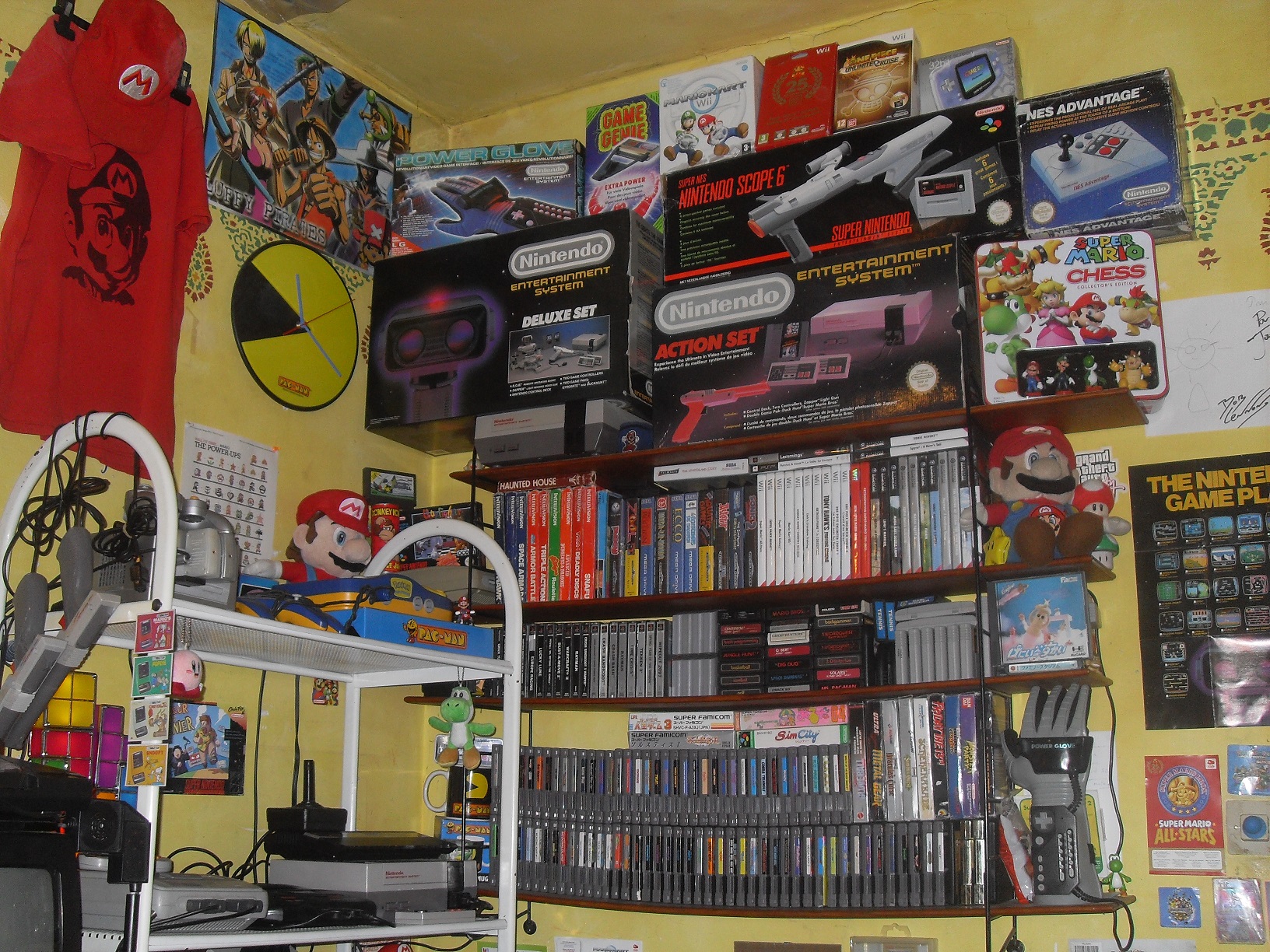 Une vue (pas complette) de ma collection :D Notez environs 150 jeux de NES et le Power Glove a droite ^^