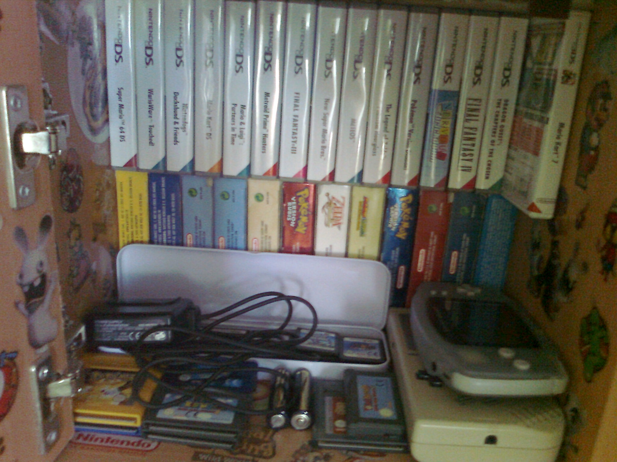 Le placard aux trésors de mon enfance =3
Avec tout juste la place de rentrer les jeux !