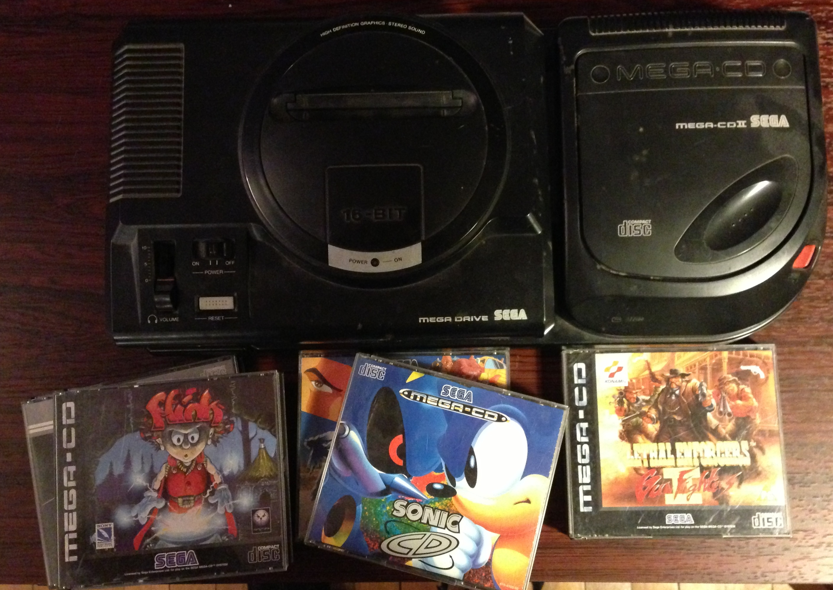 Le Mega CD, avec sonic cd svp ;)