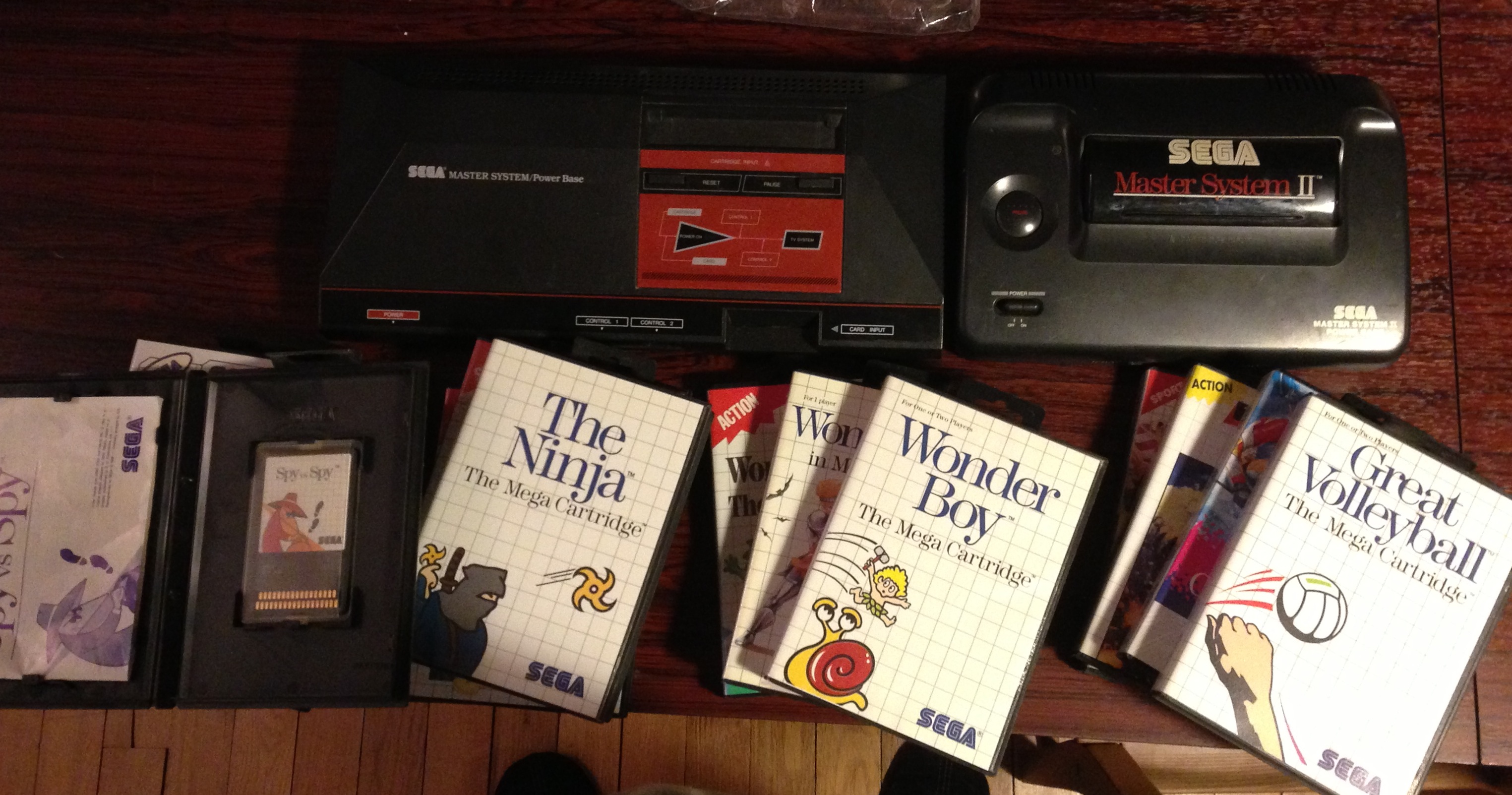 Les 2 petites master system, remarquez la cartouche carte de spy vs spy genre pc engine ;)