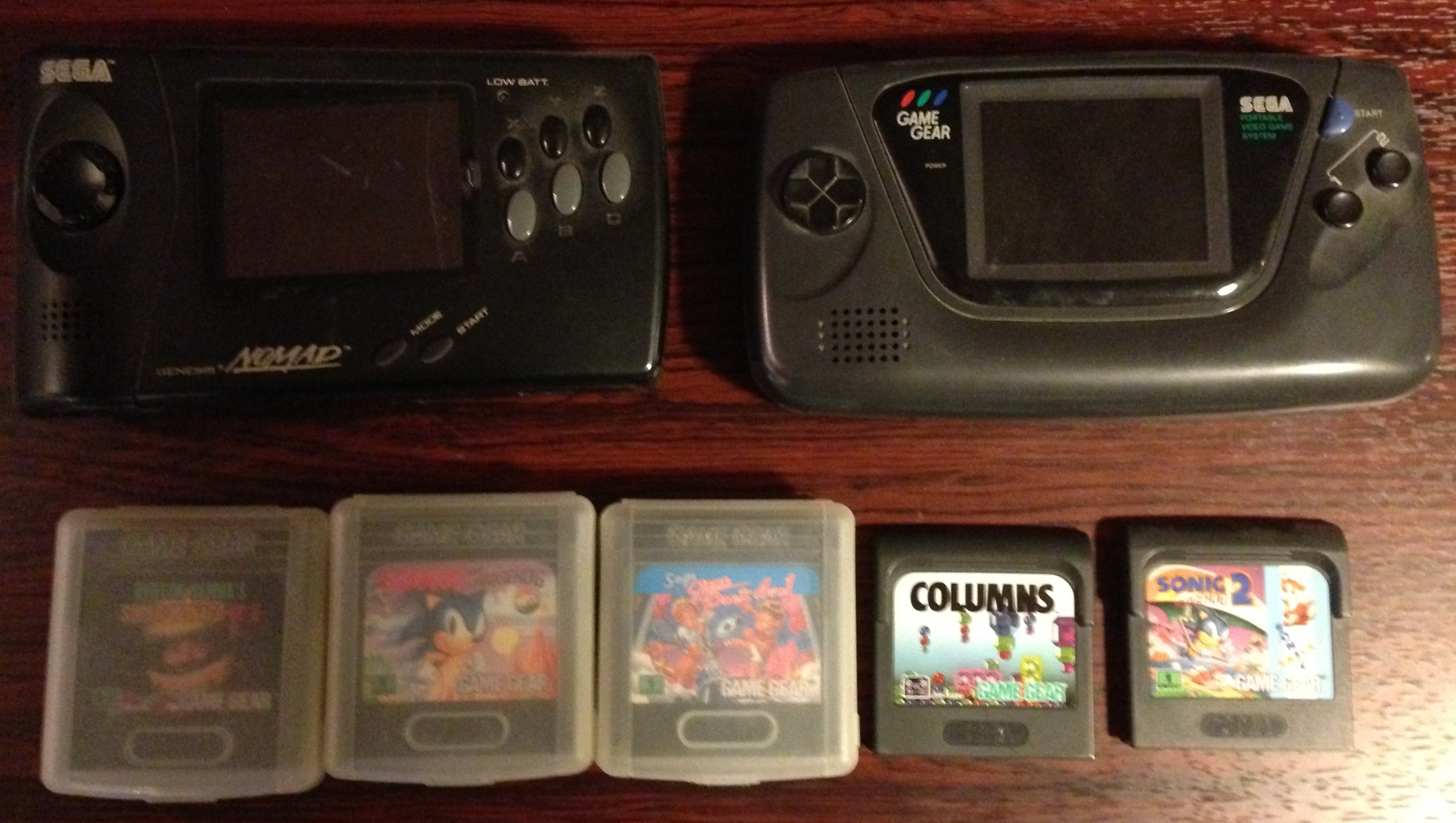 Allez la game gear, un peu léger, c\'est pour cela que je me suis permis de mettre sa grande soeur la Nomad cote a cote ;)