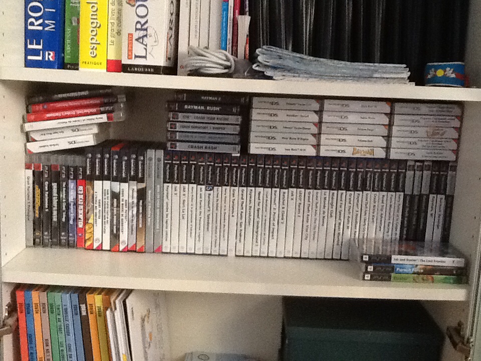 Toute ma collection Playstation 1, 2 et 3,  Gamecube et DS tient dans cette étagère.