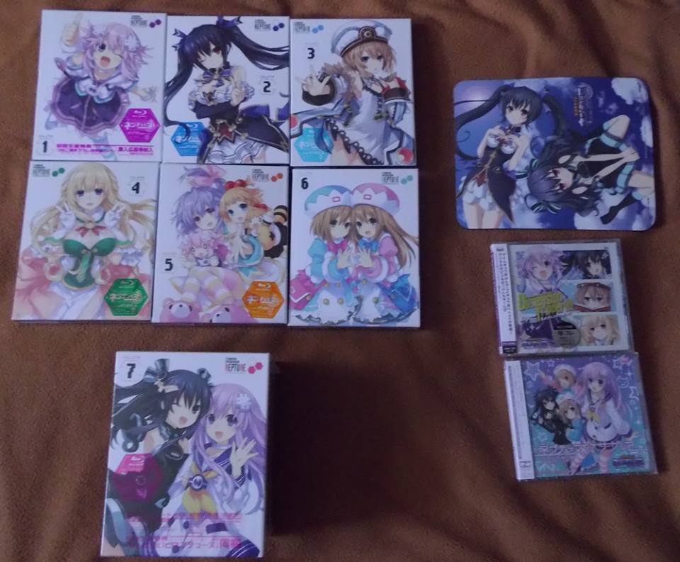 Hyperdimension Neptunia la série animée et quelques goodies, import japonais acheté 330 ? (valeur globale 590 ?)