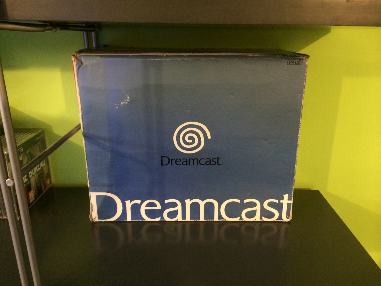 [Consoles SEGA]

Pour le moment la boîte de la Dreamcast est seule mais elle sera bientôt accompagnée par une Saturn jap ^^