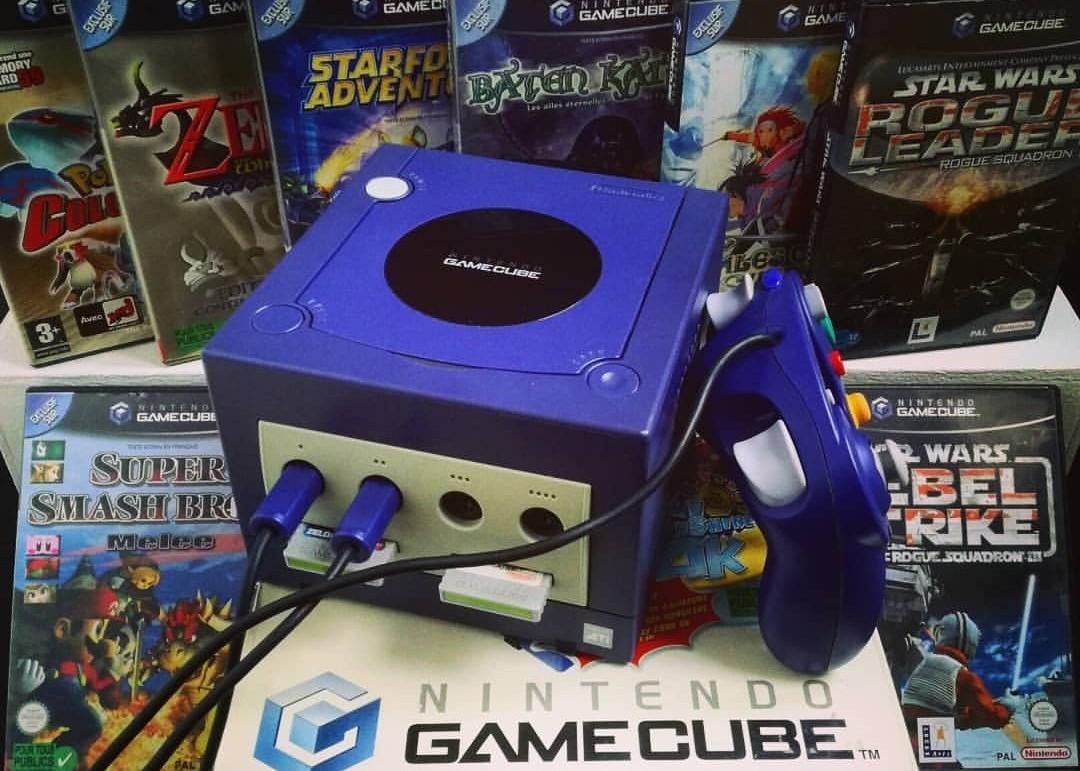 Une console sur laquelle j'ai passé énormément de temps à l'adolescence. J'étais plus Sega et Nintendo que PlayStation et Xbox à l'époque et c'était le GameCube que j'avais choisi comme seule console. Choix que je n'ai jamais regretté avec des titres exclusifs que j'ai adoré. Et sans oublier de parler de cette manette, que je trouve très ergonomique et que j'utilise toujours sur Wii et Switch.