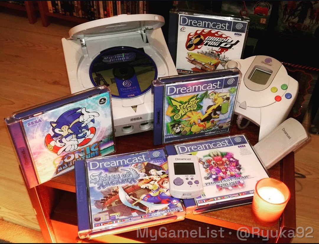 Ma console de cœur, la Dreamcast ! Que de bons souvenirs, que de bons jeux ! En tant que fan de Sega et Sonic, j'ai été aux anges avec. Les Sonic Adventure 1 et 2 restent encore mes Sonic 3D préférés. Et après avoir eu la Master System II et la MegaDrive, c'était tellement naturel. Une console en avance sur son temps avec son modem intégré et son jeu en ligne, la 1ère à le faire. Sans oublier le VMU et l'ergonomie parfaite de sa manette. Le seul regret, que ça soit la dernière de Sega.