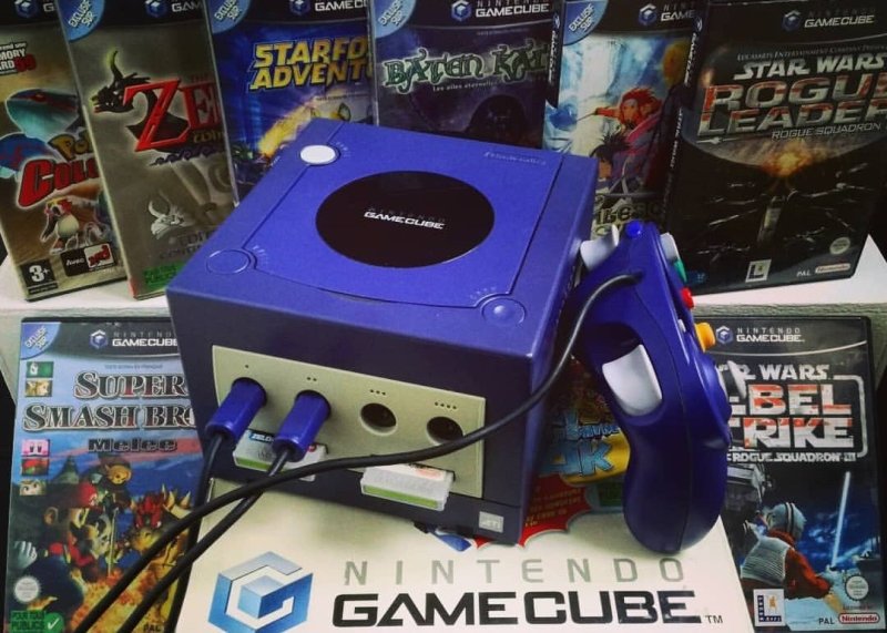 Une console sur laquelle j'ai passé énormément de temps à l'adolescence. J'étais plus Sega et Nintendo que PlayStation et Xbox à l'époque et c'était le GameCube que j'avais choisi comme seule console. Choix que je n'ai jamais regretté avec des titres exclusifs que j'ai adoré. Et sans oublier de parler de cette manette, que je trouve très ergonomique et que j'utilise toujours sur Wii et Switch.
