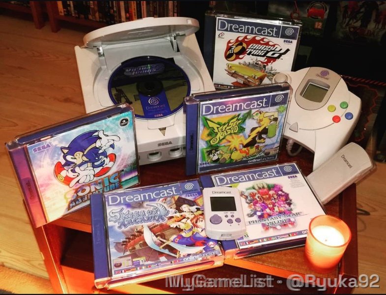 Ma console de cœur, la Dreamcast ! Que de bons souvenirs, que de bons jeux ! En tant que fan de Sega et Sonic, j'ai été aux anges avec. Les Sonic Adventure 1 et 2 restent encore mes Sonic 3D préférés. Et après avoir eu la Master System II et la MegaDrive, c'était tellement naturel. Une console en avance sur son temps avec son modem intégré et son jeu en ligne, la 1ère à le faire. Sans oublier le VMU et l'ergonomie parfaite de sa manette. Le seul regret, que ça soit la dernière de Sega.