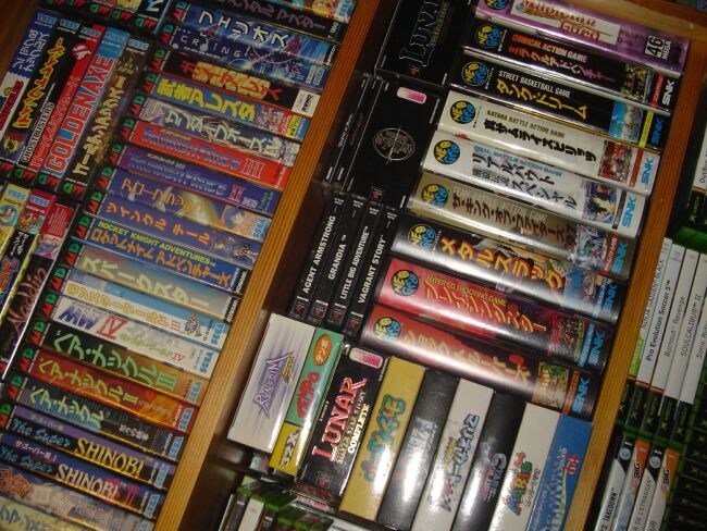 Photo d'une partie de ma collection qui correspond à ma période adolescente/Jeune adulte il y a une vingtaine d'années. On peut y voir notamment Rockman Megaworld, Twinkle Tale sur Mega Drive, Run = Dim sur Wonderswan Color ou Tempo sur 32X et Blazing Star AES (le Slug visible est une convert :p). J'ai malheureusement été contraint de revendre cette collection en 2009 pour cause de déménagement !