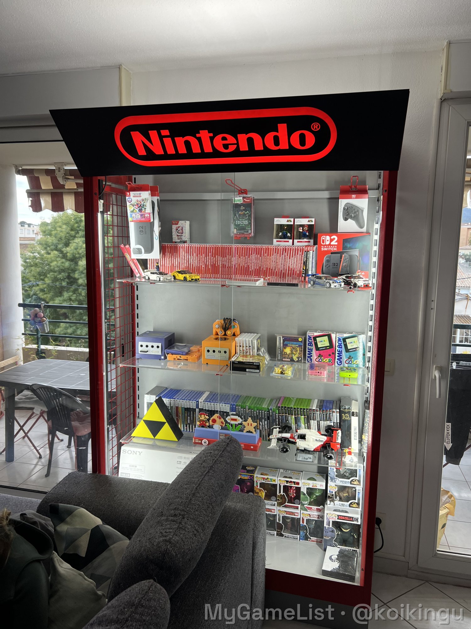 Reçu l'année dernière. 
Par contre le logo Nintendo n'est pas l'original (l'ancien propriétaire l'a cassé) 
Pour l'instant dans mon salon je n'ai pas la place ailleurs... Et remplis avec ce qui traine à droite / à gauche 😅